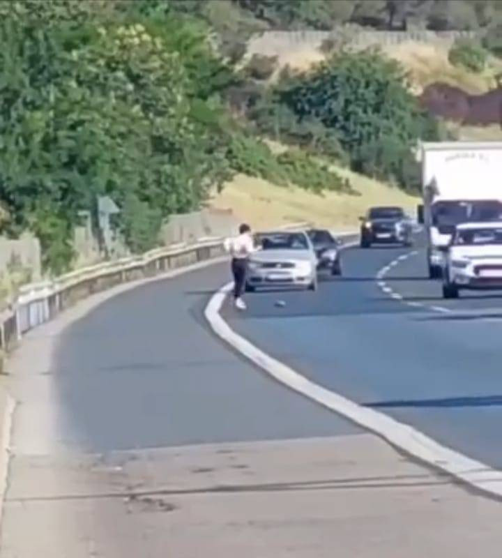 Yer: İstanbul TEM Otoyolu! Metrelerce koştu araçları tek tek durdurup hayatını kurtardı - Resim: 11